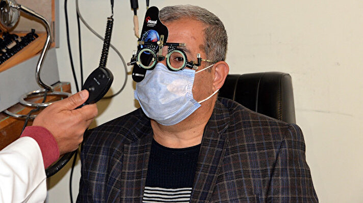 Görev yaptığı fakültenin göz polikliniğine müracaat eden Çuhadar'ı muayene eden KSÜ Tıp Fakültesi Göz Hastalıkları Anabilim Dalı Başkanı Prof. Dr. Gökhan Özdemir, Çuhadar'ın geçirdiği koronavirüsün göz damarlarında tıkanıklığa neden olduğunu, bu nedenle de görme yetisini kaybettiğini belirledi.
