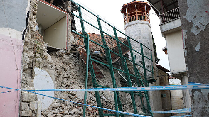 Hatay Merkez Antakya ilçesi Biniciler Mahallesi'nde, yıkılma tehlikesi bulunduğu gerekçesiyle 2 yıl önce boşaltılan iki katlı evde çökme meydana geldi.