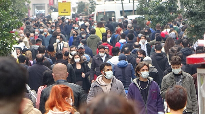 İstiklal Caddesi ve Taksim'de koronavirüs salgınına rağmen yaşanan yoğunluk 'pes' dedirtti.