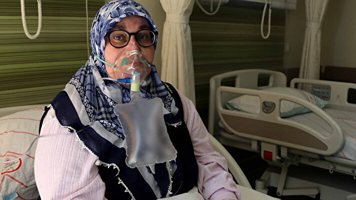 Kayseri Devlet Hastanesi'nde çalışan 33 yıllık hemşire 2 çocuk annesi Neşe Dalgıç ve sağlık memuru eşi İbrahim Dalgıç, geçen şubat ayında yüksek ateş ve kas ağrısı şikayetiyle koronavirüs testi yaptırdı. Sonuçları pozitif çıkan çift, evde tedaviye alındı.
