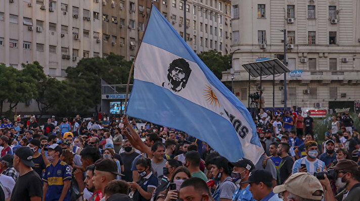 Başkent Buenos Aires'in merkezindeki Obelisco Dikilitaşında yüzlerce kişi, "Maradona'nın öldürüldüğü" iddiasıyla bir araya geldi.

