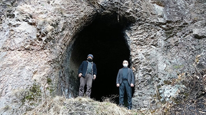 Trabzon’un en eski yaşam belirtisi Düzköy ilçesindeki Çayırbağı mahallesinde ortaya çıktı. Karadeniz Teknik Üniversitesi (KTÜ) Edebiyat Fakültesi Arkeoloji Bölümü Öğretim Üyesi Dr. Hülya Çalışkan Akgül ve ekibi tarafından 2018 yılında başlatılan yüzey araştırma projesi meyvesini verdi. Düzköy ilçesindeki Koskarlı Mağarası’nda inceleme yapan akademisyenler, mağarada 103 parça tespit etti. Akademisyenler tarafından alınan bu parçalardan 7’si Kanada’da bulunan McMaster Üniversitesi’nden Dr. Tristan Carter’e gönderildi. Bu numunelerin analizlerini yapan Dr. Carter, Trabzon’un ilk yaşam belirtisinin 13 bin yıl önce olduğu müjdesini verdi. Trabzon’daki en eski buluntular olarak tarihe geçen çakmak taşı ve obsidyen olarak nitelendirilen ham maddeden yapılan aletlerin hammaddesinin Kapadokya ve Trans Kafkasya örnekleri olduğu belirlendi. Trabzon’un en eski sakinlerinin bulunduğu Koskarlı Mağarasında kazı çalışmaları için plan yapmaya başlayan akademisyenler kentin gerçek tarihini ortaya çıkarmak için kazı çalışması yapmak istiyor. Koskarlı Mağarası’nda M.Ö. 10 bin ile M.Ö. 11 bin yılları arasındaki yaşam belirtisinin ortaya çıkmasıyla Trabzon’un 4 bin yıllık tarihinin çok daha eskilere dayandığı gerçeğini ortaya çıkartacak.
