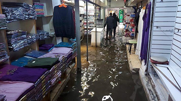 İzmir'de sabah saatlerinden itibaren başlayan sağanak yağmur, kent genelinde yaşamı olumsuz etkiledi. 