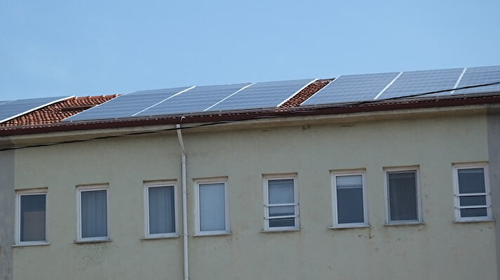 Burhaniye Mesleki Eğitim Merkezi Müdürlüğü çatısına kurulan güneş enerjisi panelleriyle, hem okulun aylık elektrik ihtiyacı karşılanıyor hem de elektrik satışı yapılıyor.
