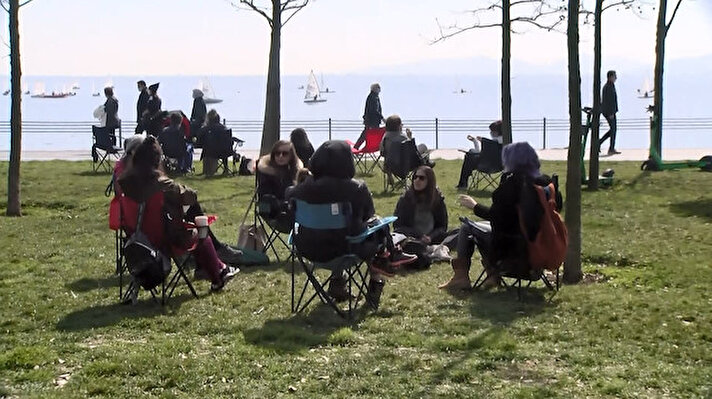 Kadıköy Caddebostan sahilinde, son günlerde artan koronavirüs vaka sayısına ve yapılan uyarılara rağmen vatandaş kalabalığı devam ediyor. 