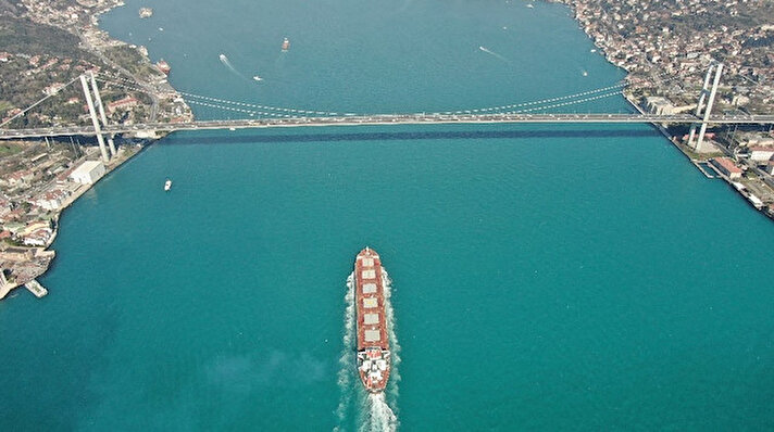 İstanbul Boğazı’nın renginin turkuaza bürünmesiyle oluşan kartpostallık manzara havadan görüntülendi.