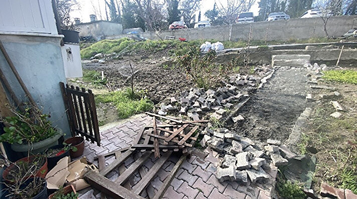 Kilyos'ta yaşayan Ahmet Dalgıç, evin önünde belediyeye ait olan ve pislik içerisinde olan alanı ihaleye katılarak 3 yıllığına kiraladı. Bu süre zarfında Dalgıç, kiraladığı alana yaşlıların rahatça çıkabilmesi için merdiven yaptırarak parke taşı döşetti.