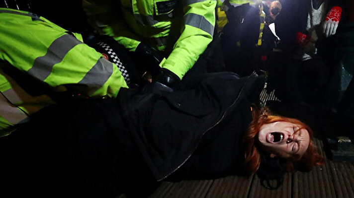 Londra'daki anma töreninde, bir kadının yere yatırılıp kelepçelenmesi tepki çekmişti.  