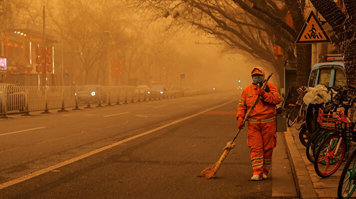 Çin’in başkenti Pekin’i kum fırtınası vurdu. Gökyüzünü kaplayan toz bulutu nedeniyle bir çok kişi panik yaşadı.