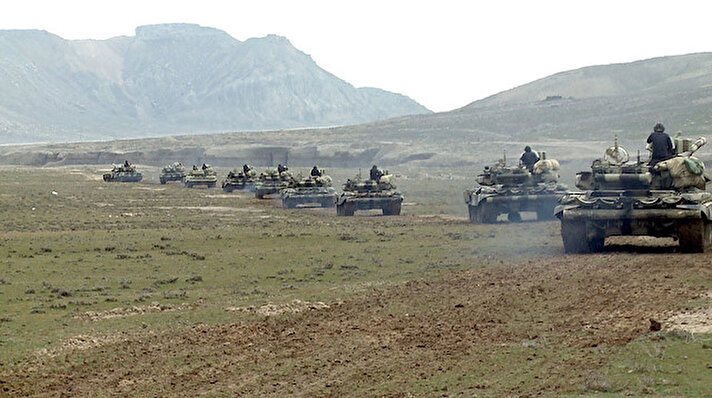 
Ermenistan'ın Azerbaycan karşısında aldığı hezimetin ardından 7 bin 500 asker ile tatbikat kararının ardından Azerbaycan ordusu 18 Mart'a kadar sürecek olan taktiksel tatbikatlara başladı. 