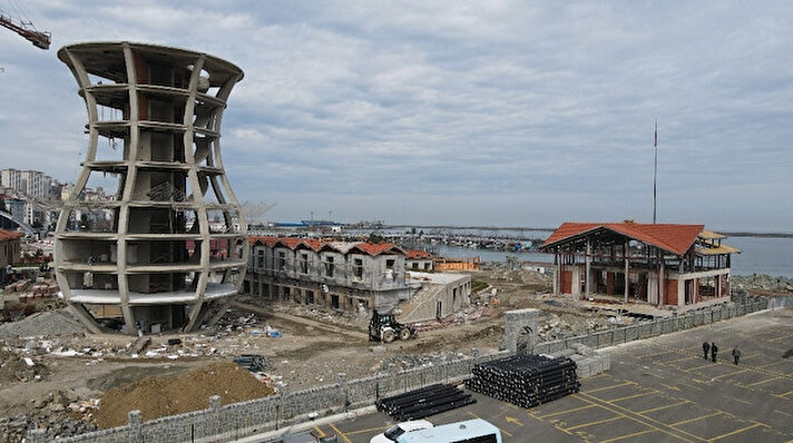 Çay bardağı figürü ile Rize’nin vizyon projesi olan Çay Çarşısı’nda çalışmalar aralıksız devam ediyor. Tamamlandığında içerisinde çayın serüvenini anlatan müze ve 13D sinema salonuyla hizmet verecek olan Çay Çarşısı 29 metrelik devasa çay bardağı ile de Rize’nin sembolü olacak. Türk Çayı’nı da daha etkin bir şekilde tanıtacak olan projeyle tüketici gruplarına farklı özellik ve kalite normlarında yer alan çay ürünlerini tadımı ve satışı da sağlanacak. Çay Çarşısı ile aynı zamanda çay işletmelerinin pazarlama kapasitelerini geliştirmek ve bunlara bağlı olarak Rize’yi ziyaret eden yerli ve yabancı turist sayısını artırarak turizmden elde edilen gelirlerin üst rakamlara taşınması hedefleniyor.