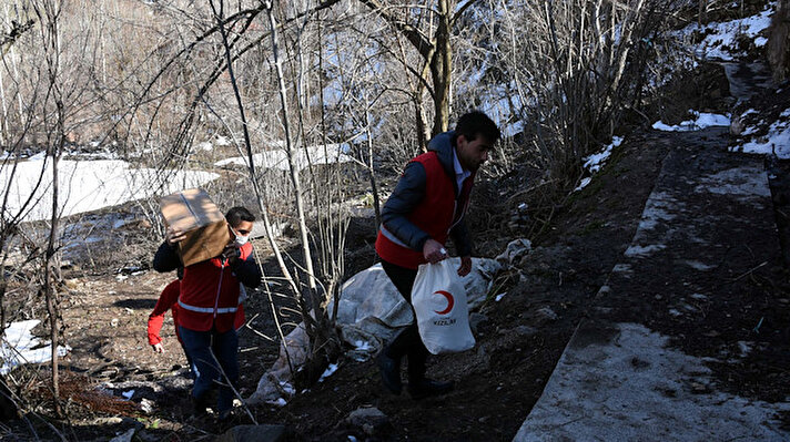 Bitlis'te faaliyet gösteren ve 50'nin üzerinde gönüllünün çalıştığı Kızılay, özellikle pandemi sürecinde vatandaşların kapısına kadar giderek yardımları dağıtıp, ihtiyaçlarını dinliyor. 