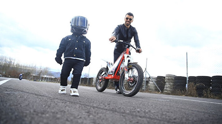 AK Parti Sakarya Milletvekili ve Türkiye Motosiklet Federasyonu Milli Takımlar Kaptanı ve Dünya Süpersport Şampiyonası’nda toplamda 5 kez dünya şampiyonluğuna ulaşan milli motosikletçi Kenan Sofuoğlu, sosyal medya hesabı üzerinden 2 yaşındaki oğlu Zayn’ın motosiklet kullandığı anların videosunu paylaşmıştı. 