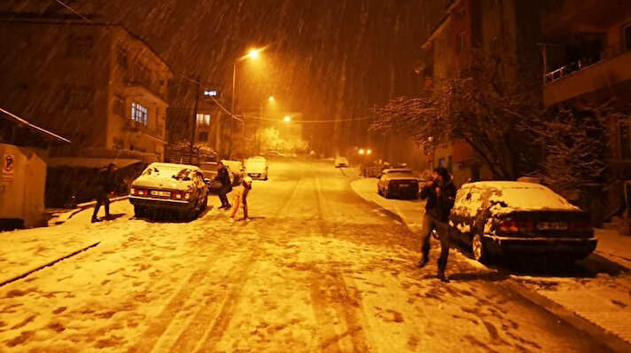 Antalya’yı Konya’ya bağlayan Akseki-Seydişehir Karayolu’nun 1825 metre rakımlı Alacabel Mevkisi’nde saat 15.00 civarında başlayan kar yağışı aralıksız olarak devam ediyor.