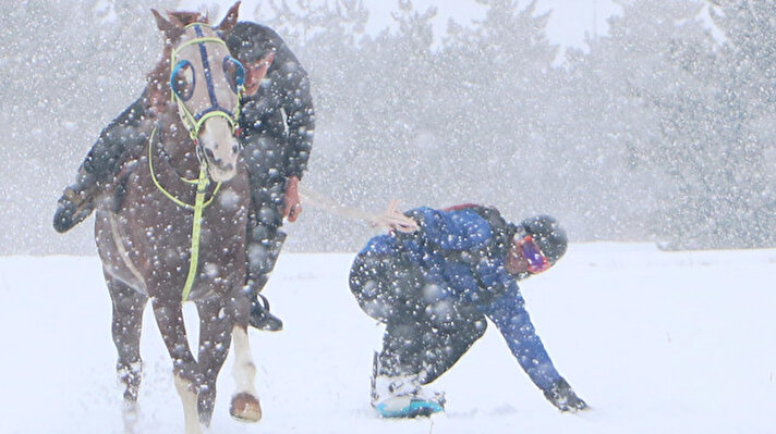 Doğaseverler, karla kaplı Atatürk Üniversitesi kampüsü içindeki ormanlık alanda, atlarla gezerek veya dört nala koşan atlara bağladıkları iplerle snowboard ve kayak yapmanın heyecanını yaşıyor. 