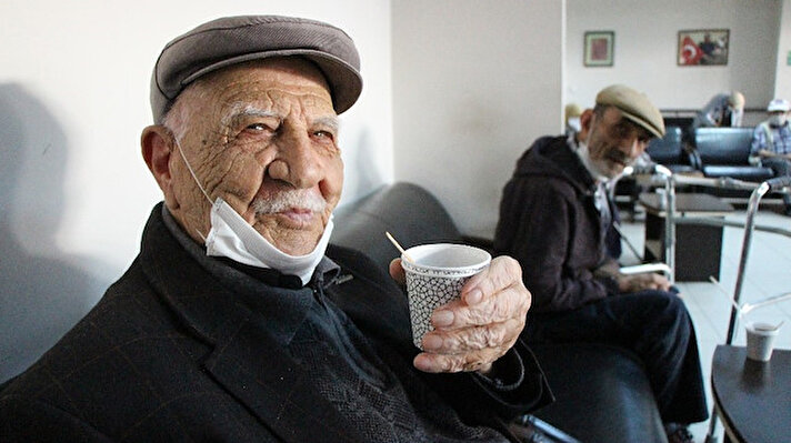 Suluova Hacı Muammer Koca Huzurevi Yaşlı Bakım ve Rehabilitasyon Merkezi çalışanları Aile, Çalışma ve Sosyal Hizmetler Bakanlığı’nın uyguladığı salgın tedbirleri kapsamında 14 günlük vardiya sistemiyle görev yaptı.