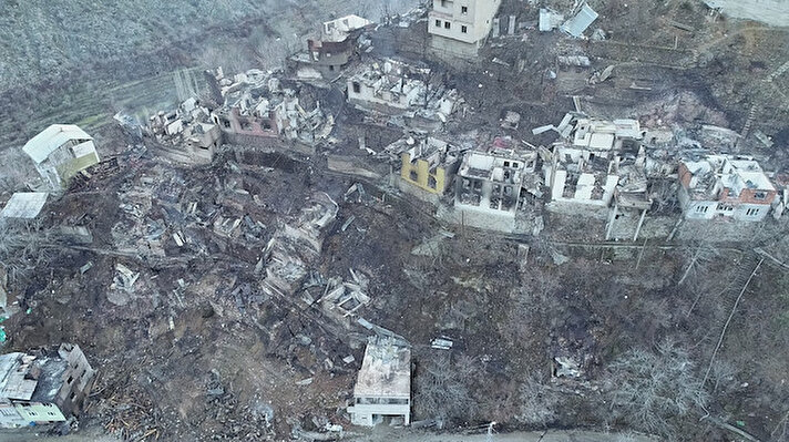Yusufeli ilçesinin 176 haneli, 400 nüfuslu Dereiçi köyünde, dün öğle saatlerinde bir evde başlayan yangın, rüzgarın da etkisiyle yayılarak bitişikteki evlere sıçradı.