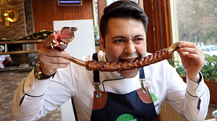 Gastronomi şehri Gaziantep'te kebapçılık yapan Ahmet Çadır, şişe saplanarak yapılan kıyma kebabını daha lezzetli hale getirmek için şiş yerine kemiğe saplayarak pişirdi.