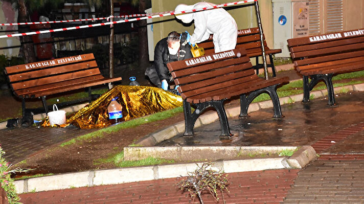 İzmir Katip Çelebi Üniversitesi Atatürk Eğitim ve Araştırma Hastanesi Acil Servisi’nde bekleyen vatandaşlar, sabaha karşı, yakındaki parkta bir kişinin hareketsiz yattığını gördü. 