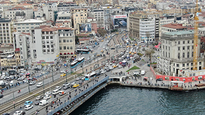 İstanbul'da sokağa çıkma kısıtlamasının olmadığı üçüncü cumartesi günü, Eminönü'ndeki yoğunluk öğle saatlerinden itibaren başladı. Bölgedeki otoparklarda yer kalmazken, Eminönü meydanı ve çevresinde yoğunluk oluştu. Feribot iskelesi önünde zaman zaman kuyruklar oluşurken gemiler gün boyu karşılıklı araç ve yolcu taşıdı.