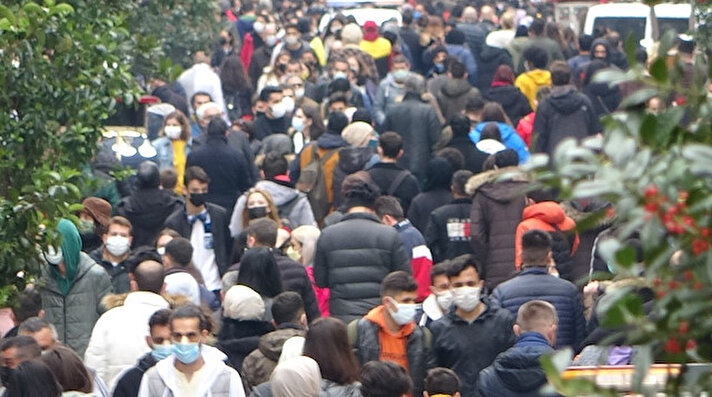 Kontrollü normalleşmeyle birlikte kısıtlamanın olmadığı 3’üncü cumartesi gününde Taksim Meydanı ve İstiklal Caddesi yine vatandaşların akınına uğradı. 
