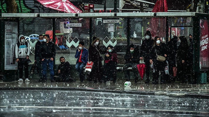 Meteoroloji Genel Müdürlüğünün ani hava değişimi ve şiddetli yağış uyarılarının arından İstanbul'da dolu yağışı etkili oldu. 