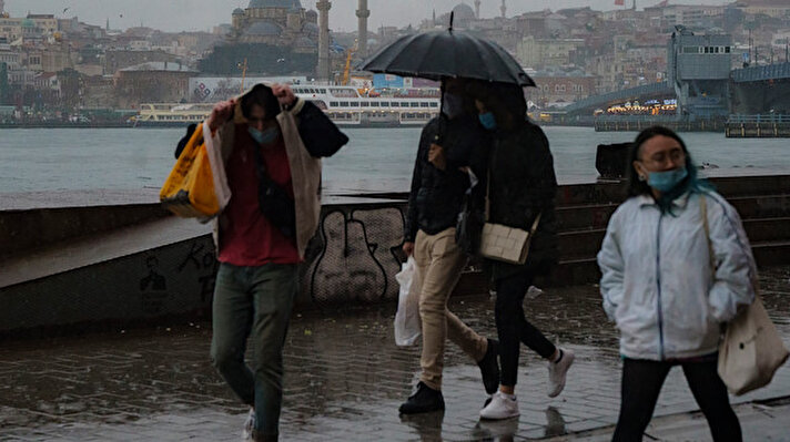 İstanbul'da öğle saatlerinde sonra yağmur etkisini artırdı.