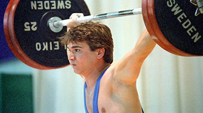 Süleymanoğlu, 23 Ocak 1967'de Bulgaristan'da dünyaya geldi. Haltere 1977'de başlayan sporcu,15 yaşında Brezilya'da düzenlenen dünya gençler halter şampiyonasında 52 kiloda iki altın madalya alarak şampiyon oldu. 