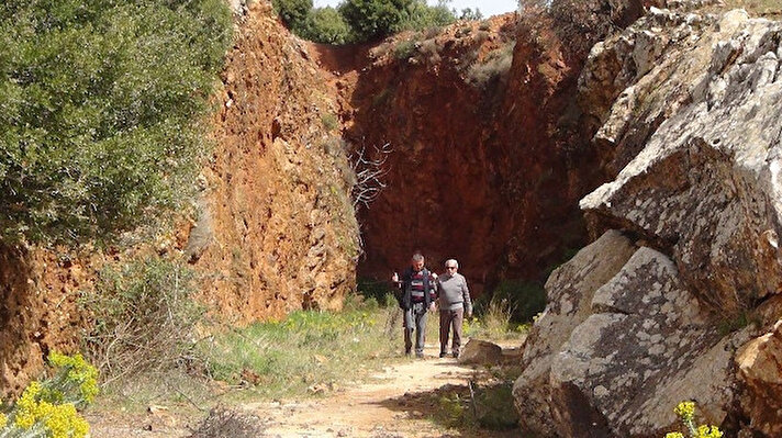 Muğla’nın madenci kenti olarak bilinen Yatağan ilçesindeki 180 yıllık zımpara ocaklarının tünelleri, bölgedeki mermer ocağı işletmelerinin atıklarının tünellere dökmesi sonucu girişleri kapatıldı.