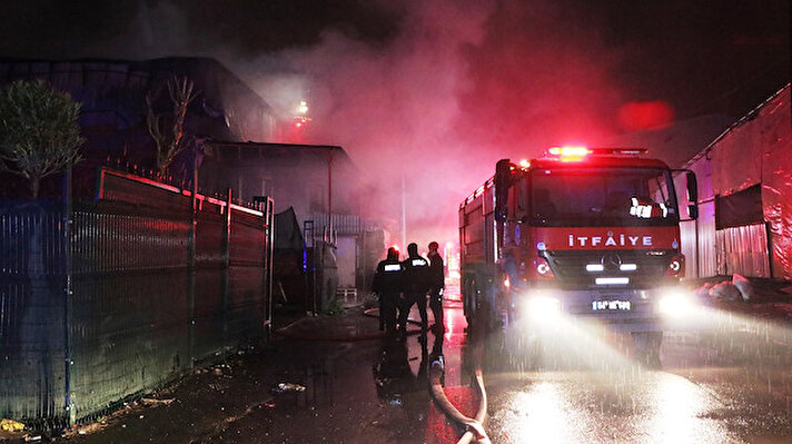Yangın, Serdivan ilçesi İstiklal Mahallesinde bulunan ASEM Mobilyacılar Çarşısı içerisinde meydana geldi. 