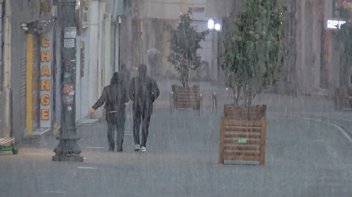 İstanbul'da kısa süreli kar yağışı etkili oldu. 