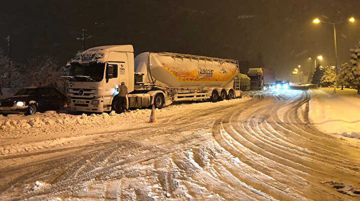 Konya genelinde dün gece başlayan kar yağışı, trafikte aksamalara neden oldu.