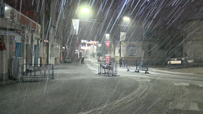 AKOM’dan daha önce İstanbul’da karla karışık yağmur uyarısı yapılmıştı. Yapılan uyarı sonrası İstanbulun bazı bölgelerinde kar yağışı olmuştu. 