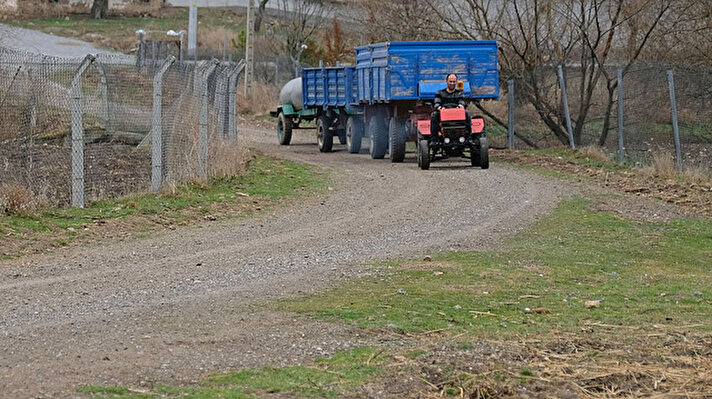 Sarayönü ilçesi Başhüyük Mahallesi’nde çiftçi Mustafa Zügül Karabaş, topladığı hurda malzemelerle evinin garajındaki hobi atölyesinde 10 vitesli mini traktör yaptı.