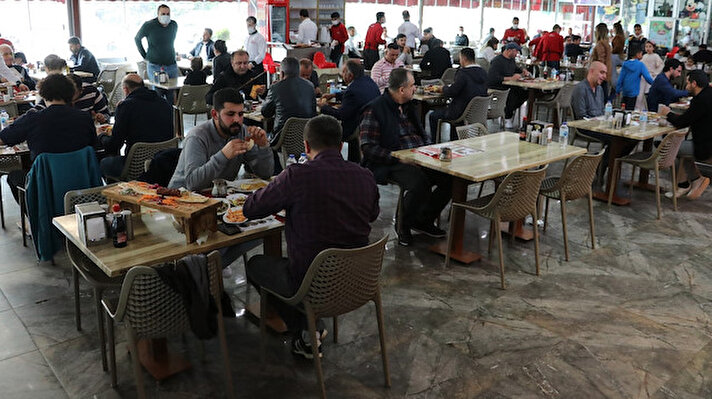 Koronavirüs önlemleri nedeniyle tüm Türkiye’de restoranlar yaklaşık 4 ay boyunca müşteri kabul etmedi ve sadece paket servis ile gel-al hizmeti verdi. 2 Mart tarihinden itibaren ise restoranlar akşam 19.00’a kadar müşteri almaya başladı. 