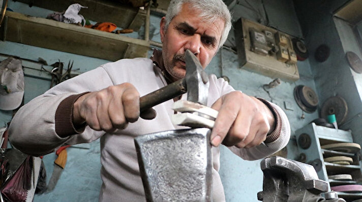 Sivas’ta baba mesleğini devam ettiren 50 yaşındaki bıçak ustası İsmail Gölebatmaz birbirinden özel bıçaklar üretiyor. Yüksek karbonlu çelik ve geyik boynuzu kullanılarak yapılan kaliteli bıçaklar Gölebatmaz’ın ellerinde şekilleniyor. Tamamen el yapımı olan bıçaklar çiviyi de rahatlıkla kesebiliyor. Türkiye‘de bir iki ustanın Sivas’ta ise sadece İsmail ustanın yaptığı bıçaklar yurt içinde ve yurt dışında yoğun ilgi görüyor. Bıçakların fiyatı kullanılan malzemenin işçiliğine göre değişiyor. Ortalama fiyatları ise bin ile bin 500 Lira.
