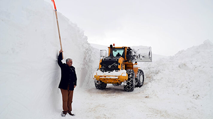 'Kar Kaplanları' mart ayında kar yağışının etkili olduğu Muş'ta, kapanan köy yollarını ulaşıma açmak için seferber oldu.