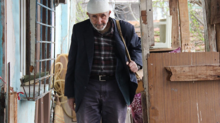 
İzmit ilçesi Yenidoğan Mahallesi’nde yaşayan Sadi Gögercin (75), 15 yıl önce ailesiyle birlikte memleketi Bitlis’ten Kocaeli’ne taşındı. Yenidoğan Mahallesi’nde ailesiyle birlikte gecekondu bir eve yerleşen Gögercin, daha sonra ayakkabı boyacılığı mesleğine başladı. Doğuştan bir gözünde görme engeli bulunan Gögercin, yaz kış, soğuk sıcak demeden her sabah evinin zorlu merdivenlerden aşağıya inerek, İzmit çarşı içinde ayakkabı boyamak için tezgahını açıyor. Küçük ayakkabı sandığı ile çarşının her yanını dolaşan Gögercin, gün bitiminde kazandığı parasını evine getirerek, eşine teslim ediyor. Sadi Gögercin, eşinin de yürüme engeli bulunduğunu söyleyerek, çalışmak zorunda olduğunu kaydetti.

