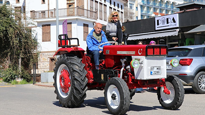 Kimya mühendisliğinden emekli olan Alman vatandaşı Friedrich Otto Hilbert (64), bir süre önce Alanya’da yerleşik yaşamaya başladı. Hilbert, burada Alman İnes Lehn isimli sevgilisiyle beraber çocukluğundan beri tutkusu olan traktörü bulmak için araştırmalar yaptı. Alman çift, araştırmalar sonucu aradığı traktörü Antalya’nın Manavgat ilçesinde yaşayan engelli bir vatandaşta buldu. Türk yapımı International marka 8 ileri 2 geri vitesli, 35 litrelik mazot deposuna sahip olan traktörü, engelli vatandaştan 18 bin TL’ye alan Hilbert, daha sonra bakımları için Alanya saniyesi sitesine getirdi. Traktör, 20 bin lira masraf ederek baştan 1 aylık süreçte baştan aşağıya yeniledi ve çalışır hale getirdi. Traktörün kırımızı-beyaz renkte olması ve üzerinde bulunan Türk Bayrağı ise dikkat çekti. Hayalini kurduğu traktöre kavuşan Hilbert, sevgilisiyle beraber Alanya turları atmaya başladı. Özellikle merkezde traktörle gezen çifti görenler hayranlıkla bakarken, bazıları ise o anları cep telefonu kamerasıyla kaydetti.
