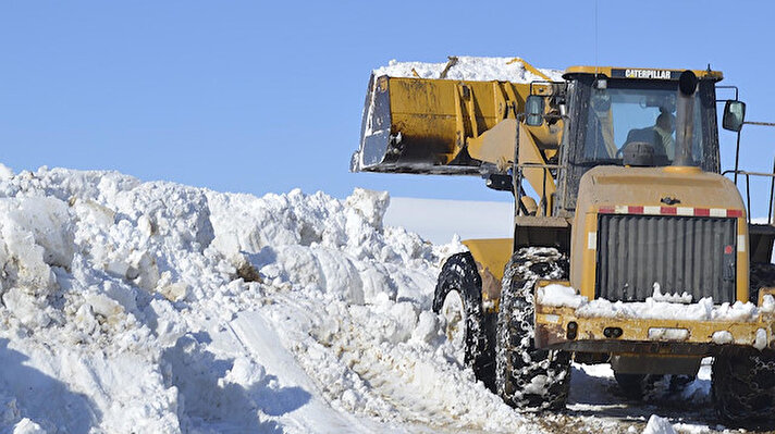 Mart ayının son günlerinde yaşanan kar yağışı ve fırtına sebebiyle Ağrı'da çok sayıda köy yolu ulaşıma kapandı. Fırtına ve karın geçit vermediği, kar kalınlığının 2-3 metreye ulaştığı yolları açmak için Ağrı İl Özel İdaresi, 91 personel, 78 iş makinesiyle çalışmalarını sürdürüyor. Köylerin merkezle bağlantısını sağlamak için mücadele eden ekipler, 5 köye ulaşımın sağlandığı Ortayokuş grup yolunda kar temizliği yapıyor.