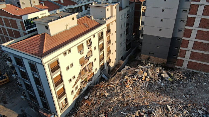 İzmir'de, 30 Ekim 2020'de meydana gelen depremde ağır hasar alan binaların yıkımına devam ediliyor. Karşıyaka ilçesi Şemikler Mahallesi'nde yıkımına geçen hafta başlanan Dostluk Sitesi'ndeki bir blokta çalışmalar dün de devam etmişti.