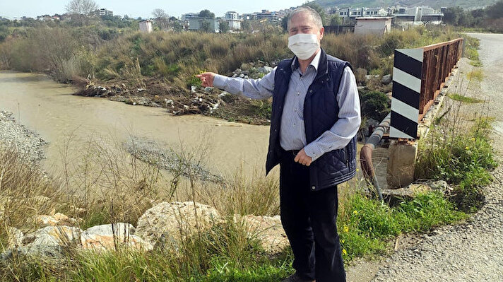 İzmir Güzelbahçe'de bulunan Çamlıçay Deresi'ne atılan çöpler hem çevre kirliliğine hem de taşkın riskine neden oluyor.