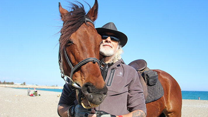 Konyaaltı ilçesinde yaşayan emekli havacı albay 57 yaşındaki Beytullah Buğdaycı’nın at sevgisi süvari olan babasından dinlediği hikayeler nedeniyle küçük yaşta başladı. 