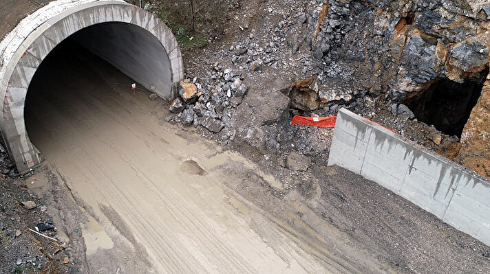 Ankara yönünden gelen araçların şehir merkezini kullanmadan Kilimli ilçesi yönüne gitmesini sağlayacak Mithatpaşa 1 ve 2 Tüneli'nin Bağlık Mahallesi'ndeki girişinde yapılan çalışmalar sırasında mağara keşfedildi. 