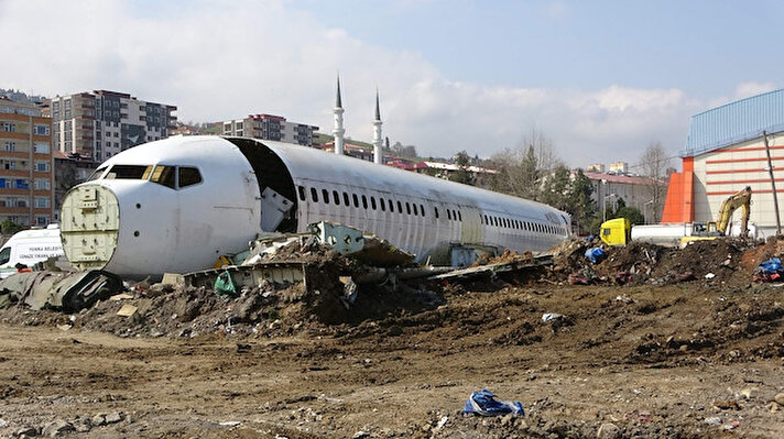 
Ankara-Trabzon seferini yapan özel bir havayolu şirketine ait 162 yolcu ve 6 mürettebatın olduğu Boeing 737-800 tipi yolcu uçağı, 13 Ocak 2018 Cumartesi günü saat 23.30 sıralarında Trabzon Havalimanı’na iniş yaptığı sırada kontrolden çıkarak pistin kuzey yönünde deniz tarafına yöneldi. Uçak, iniş takımlarının balçığa saplanması sonucu denize 25 metre kala durabildi. Kazada yolcular sağ salim kurtarılırken, uçak 20 saat süren operasyonla saplandığı yerden kurtarılarak Trabzon Havalimanı’nda güvenli bir bölgeye çekildi. Trabzon Havalimanı apronunda aylarca taksi pozisyonunda bekletilen uçağın sigorta şirketi tarafından ihaleye çıkarılması ve bir firma tarafından ihalesinin alınması sonrasında 23 Temmuz 2018 tarihinde söküm işlemlerine başlandı. Söküm işlemlerinin ardından Trabzon’un Yomra Belediyesi uçağın ‘Millet Kıraathanesi’ olması için Ticaret Bakanlığı Gümrükler Genel Müdürlüğüne başvuruda bulundu. Bu başvurusu onaylanan belediye, uçağın teslim işlemini gerçekleştirdi. 