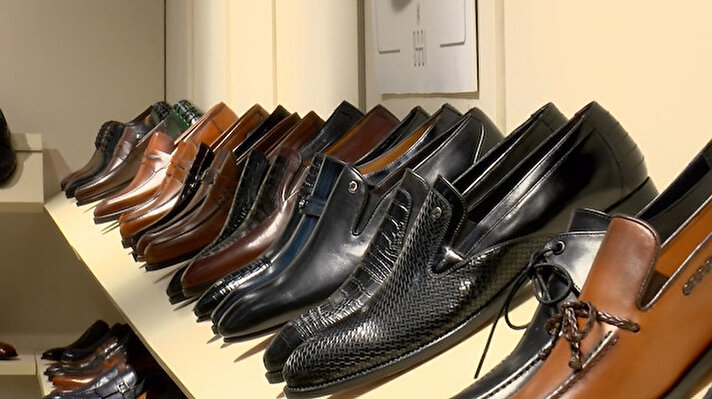 Dünya ayakkabı sektörünün en büyük buluşmalarından bir olan AYMOD - Uluslararası Ayakkabı Moda Fuarı, koronavirüse karşı alınan tedbirler ile kapılarını açtı. 31 Mart - 3 Nisan tarihleri arasında CNR Expo İstanbul Fuar Merkezi'nde sürecek fuarın en pahalısı ve en gözdesi, timsah derisinden üretilen 10 bin dolar yani 83 bin lira değerindeki ayakkabı oldu.