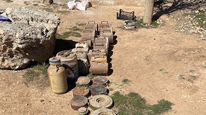 Şanlıurfa'nın Akçakale ilçesine sınır komşusu olan Suriye'nin Tel Abyad kentinde, terör örgütü PKK/YPG'ye ait 693 kilo patlayıcı ele geçirildi.