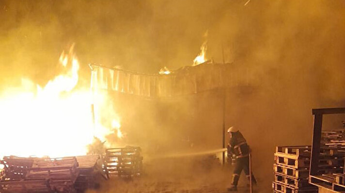 Gebze ilçesi Balçık Mahallesi’nde bulunan bir palet fabrikasının depolama alanında saat 02.30 sıralarında yangın çıktı. 