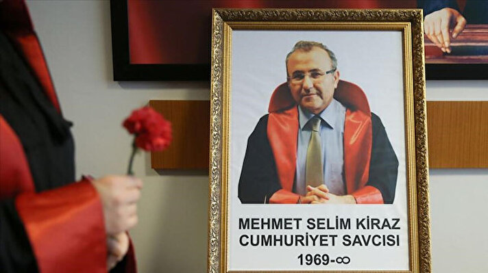 Evli ve 2 çocuk babası Mehmet Selim Kiraz'ın, 31 Mart 2015'te terör örgütü DHKP-C üyesi Şafak Yayla ve Bahtiyar Doğruyol tarafından odasında rehin alındıktan sonra öldürülmesinin üzerinden 6 yıl geçti.

