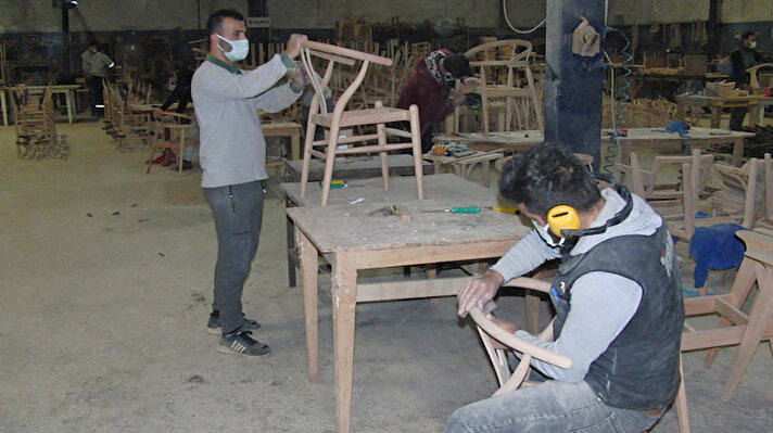 Ulus ilçesinde 1985 yılında babasının mobilya imalathanesinde mesleğe başlayan Sabri Altınkum(52), eski bir ahırda 2005 yılında ahşap sandalye üretimine başladı. 